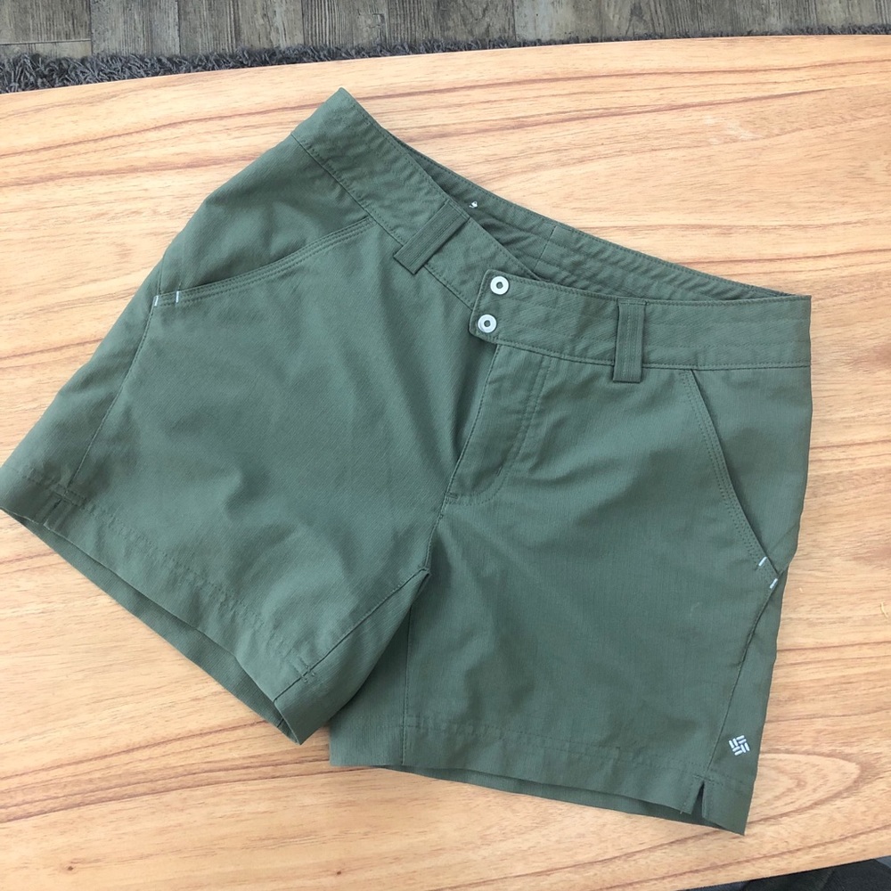 Columbia Omni-shade green shorts